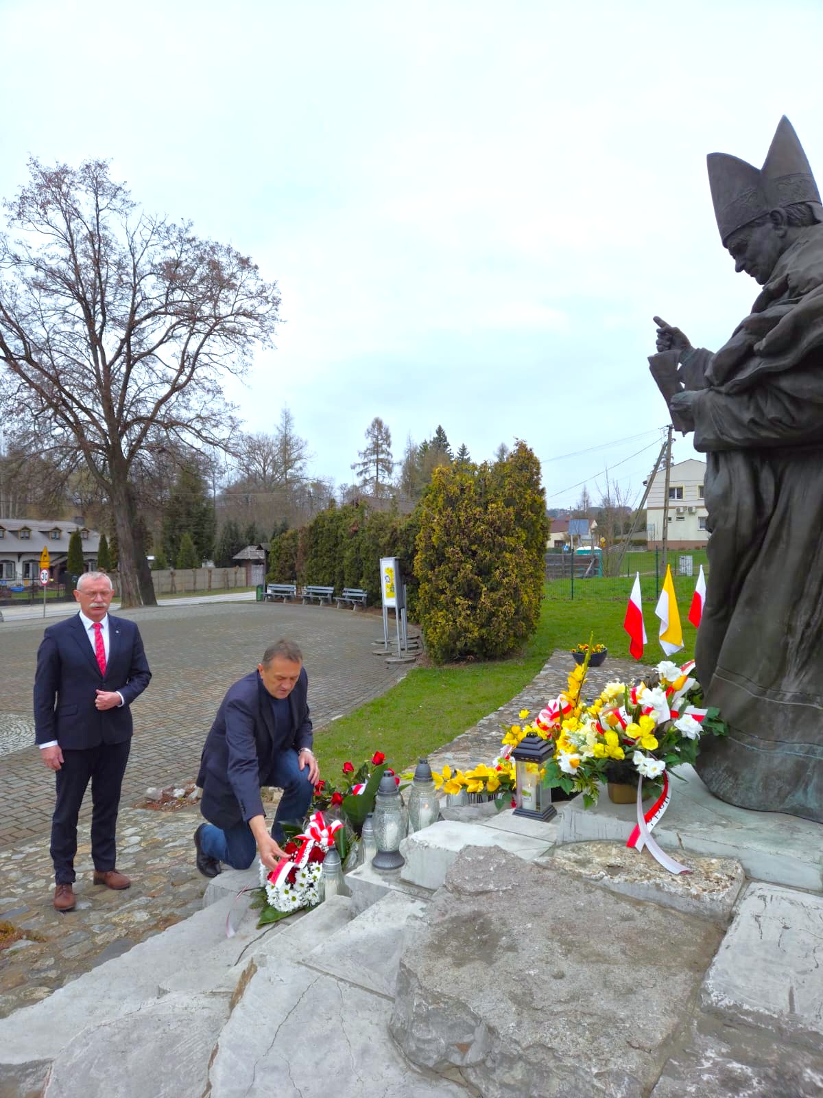 Mirosław Gębski złożył kwiaty pod pomnikiem Jana Pawła II